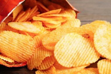 Açık pakette patates cipsi, Crips için baharatlı barbekü sosu, ince dilimlenmiş kızarmış fast food..