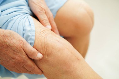 Hastanede dizinde yara izi olan Asyalı yaşlı bir hasta var..