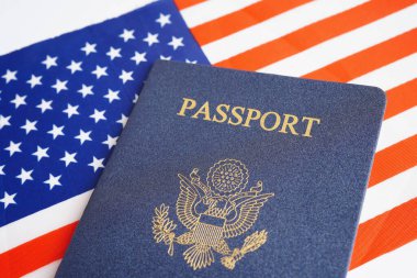 ABD bayrağında ABD pasaportu, Amerika Birleşik Devletleri vatandaşı. 