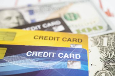 Şifreli kredi kartı ve Amerikan doları banknot parası, güvenlik finans sektörü konsepti.