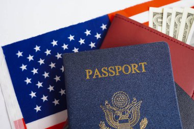 ABD bayrağında ABD pasaportu, Amerika Birleşik Devletleri vatandaşı. 