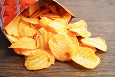 Açık pakette patates cipsi, Crips için baharatlı barbekü sosu, ince dilimlenmiş kızarmış fast food..