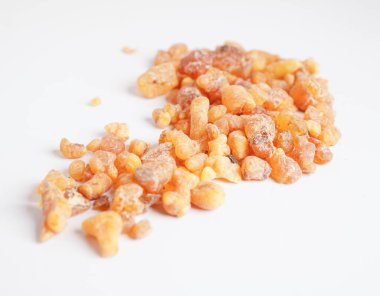 Tütsü ya da olibanum aromatik reçine tütsü ve parfümlerde kullanılan beyaz arka planda izole edilmiş..