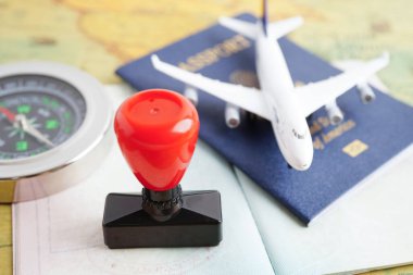 Vize ve pasaport belgesi, ülkedeki havaalanındaki göçmenlik bürosuna.. 