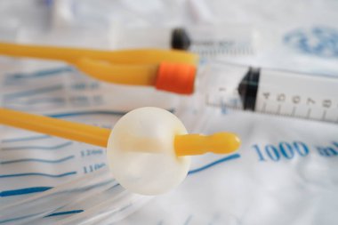 Foley kateteri ve idrar boşaltma torbası sakatlık veya hastanede yatan hasta için idrar topluyor..