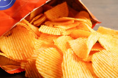 Açık pakette patates cipsi, Crips için baharatlı barbekü sosu, ince dilimlenmiş kızarmış fast food..