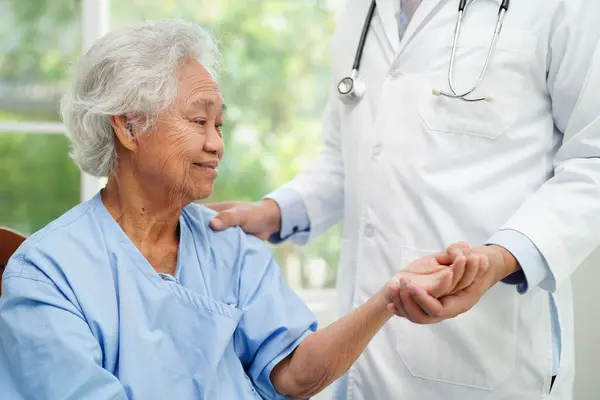 Médico Mano Asiática Anciana Paciente Ayuda Atención Hospital —  Fotos de Stock