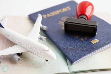Vize ve pasaport belgesi, ülkedeki havaalanındaki göçmenlik bürosuna..