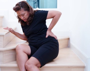 Asyalı kadın yaralanması evdeki kaygan merdivenlerden düşerken olmuş..