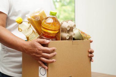 Gönüllülere yardım etmek için bağış kutusundaki yiyecekler..