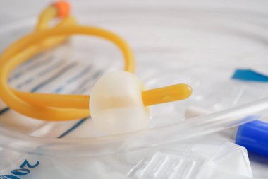 Foley kateteri ve idrar boşaltma torbası sakatlık veya hastanede yatan hasta için idrar topluyor..
