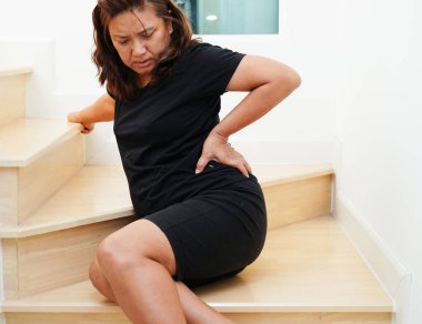 Asyalı kadın yaralanması evdeki kaygan merdivenlerden düşerken olmuş..