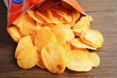 Açık pakette patates cipsi, Crips için baharatlı barbekü sosu, ince dilimlenmiş kızarmış fast food..