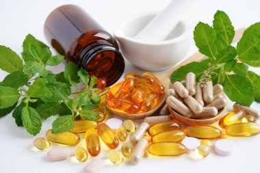 Alternatif ilaç bitkisel organik kapsül E omega 3 vitamini balık yağı, mineral, bitki yapraklı ilaç sağlıklı yaşam için doğal destek.
