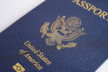 Amerikan pasaportu beyaz arka planda izole edildi, Amerika Birleşik Devletleri vatandaşı. 