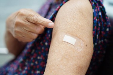 Asyalı yaşlı kadın Corona virüsünü korumak için aşı oluyor..