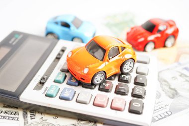 Bangkok, Tayland 18 Kasım 2023 Hesap makinesi, satın alma ya da sigorta konsepti ile paralı otomobil. 