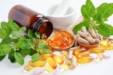 Alternatif ilaç bitkisel organik kapsül E omega 3 vitamini balık yağı, mineral, bitki yapraklı ilaç sağlıklı yaşam için doğal destek.