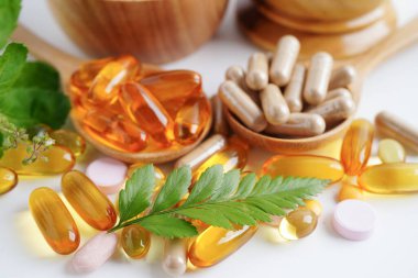 Alternatif ilaç bitkisel organik kapsül E omega 3 vitamini balık yağı, mineral, bitki yapraklı ilaç sağlıklı yaşam için doğal destek.