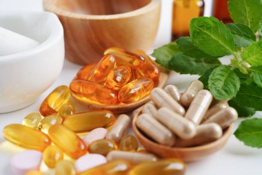 Gönüllü, bağış yapmak için karton kutuda bez ve bebek topluyor..