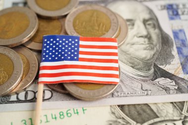 Para ve banknot üzerinde ABD bayrağı, finans yatırımı ticari para birimi kavramı.