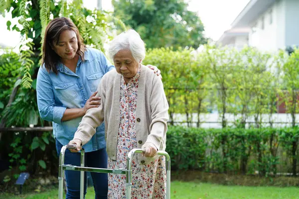 Pečovatel Pomoci Asijské Starší Žena Postižení Pacient Chůze Chodítkem Parku — Stock fotografie