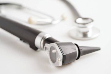 Otoskop otolarolog ya da ENT doktoru için beyaz arka planda izole edilmiş. Yaşlı hasta kulağı, işitme kaybı sorunu. 