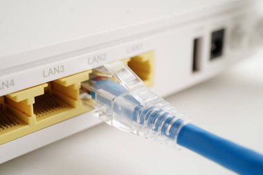 İnternet servis sağlayıcısına bağlı ethernet kablosu. 