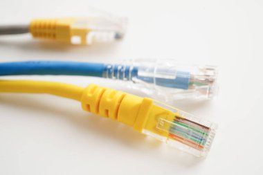 İnternet servis sağlayıcısına bağlanmak için ethernet kablosu. 