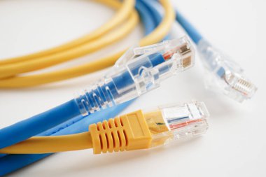 İnternet servis sağlayıcısına bağlanmak için ethernet kablosu. 