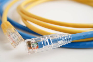 İnternet servis sağlayıcısına bağlanmak için ethernet kablosu. 