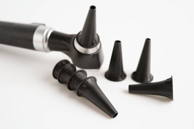 Otoskop otolarolog ya da ENT doktoru için beyaz arka planda izole edilmiş. Yaşlı hasta kulağı, işitme kaybı sorunu. 