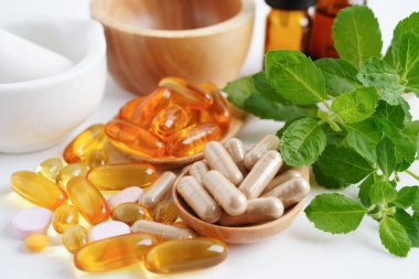 Alternatif ilaç bitkisel organik kapsül E omega 3 vitamini balık yağı, mineral, bitki yapraklı ilaç sağlıklı yaşam için doğal destek.