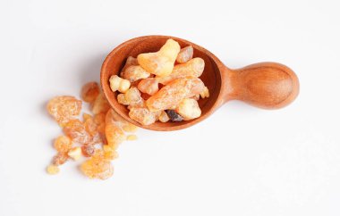 Tütsü veya olibanum aromatik reçine tütsü ve parfümlerde kullanılır..