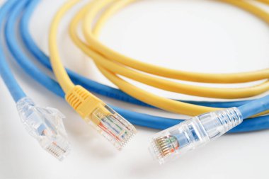 İnternet servis sağlayıcısına bağlanmak için ethernet kablosu. 