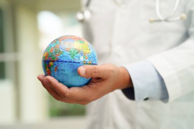 NASA 'nın sağladığı bu görüntünün elementlerini elinde tutan Asyalı doktor..