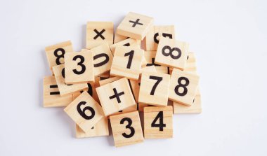 Matematik ve eğitim matematiği öğrenmek için tahta blok küpleri.                               
