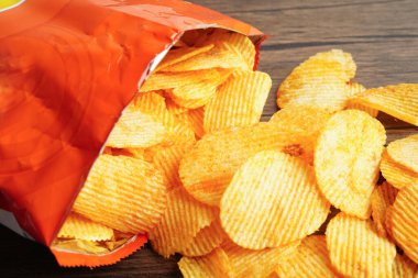 Açık pakette patates cipsi, Crips için baharatlı barbekü sosu, ince dilimlenmiş kızarmış fast food..