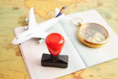 Bangkok, Tayland 15 Mayıs 2022 Visa ve ülke havaalanındaki göçmenlik belgesi.