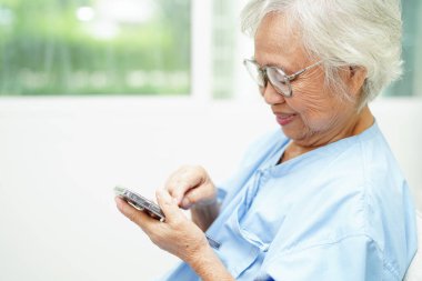 Bangkok, Tayland 15 Mart 2023 Asyalı gözlüklü son sınıf öğrencisi baş ağrısını ve göz ağrısını azaltıyor..