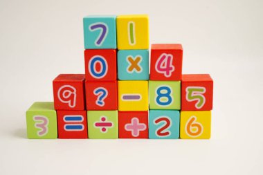 Matematik ve eğitim matematiği öğrenmek için tahta blok küpleri.