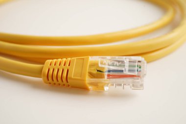 İnternet servis sağlayıcısına bağlanmak için ethernet kablosu. 