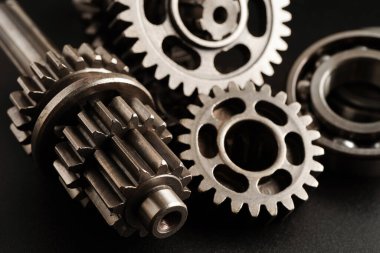 Metal dişli tekerlek motor araba ve bisiklet, mekanik endüstrisi konsepti.  