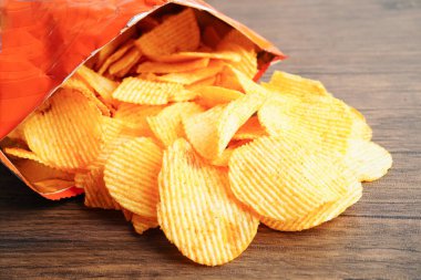 Açık pakette patates cipsi, Crips için baharatlı barbekü sosu, ince dilimlenmiş kızarmış fast food..