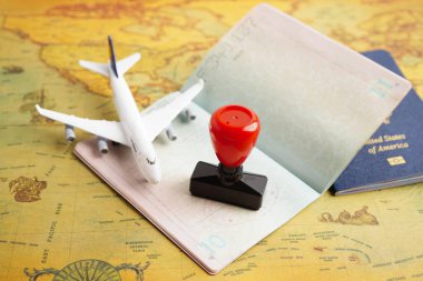 Bangkok, Tayland 15 Mayıs 2022 Visa ve ülke havaalanındaki göçmenlik belgesi. 