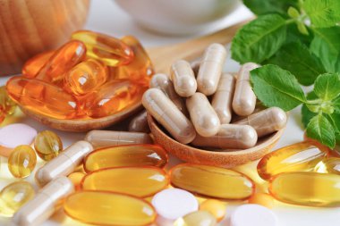 Alternatif ilaç bitkisel organik kapsül E omega 3 vitamini balık yağı, mineral, bitki yapraklı ilaç sağlıklı yaşam için doğal destek.