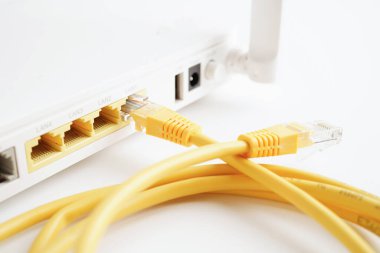 İnternet servis sağlayıcısına bağlı ethernet kablosu. 