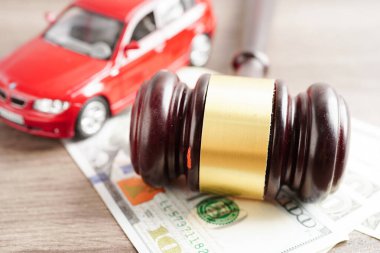 Bangkok, Tayland 18 Kasım 2023 Para, satın alma veya sigorta konsepti üzerine araba. 