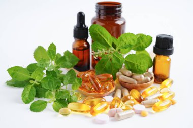 Alternatif ilaç bitkisel organik kapsül E omega 3 vitamini balık yağı, mineral, bitki yapraklı ilaç sağlıklı yaşam için doğal destek.