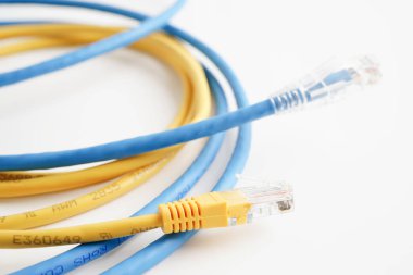 İnternet servis sağlayıcısına bağlanmak için ethernet kablosu. 